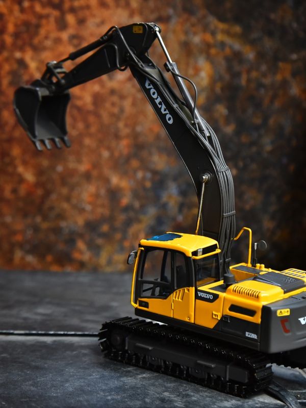 VOLVO Volvo EC220DL Alloy Excavator Model Original Engineering Vehicle Simulation Excavator Ornaments