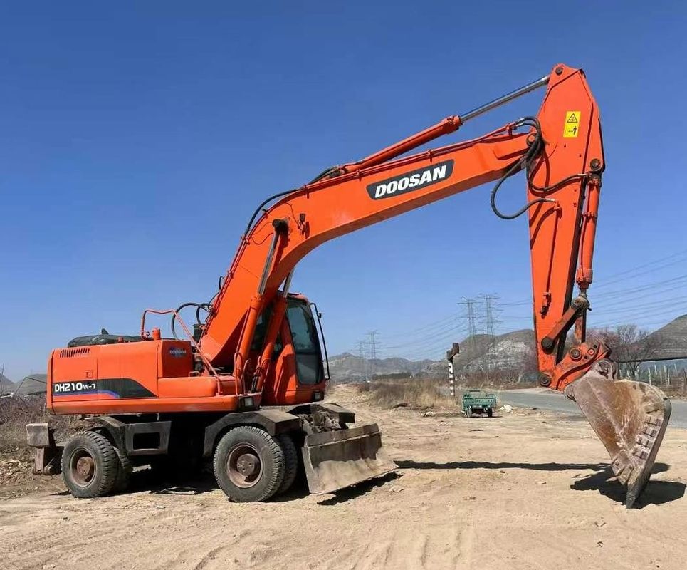 Used Doosan DH210 Wheel Excavator With Hydraulic Drive And Operating Weight Good Quality Excavator