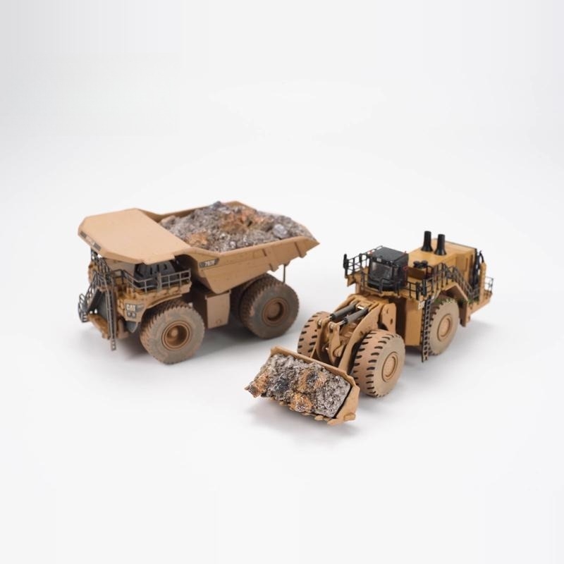 Diecast Masters 1:125 Scale Wheel Loader & Mining Dump Truck Muddy Scene Model Set 85762