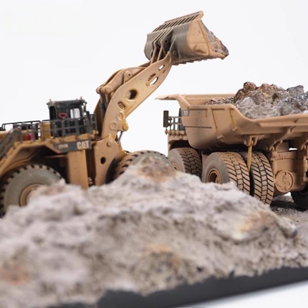 Diecast Masters 1:125 Scale Wheel Loader & Mining Dump Truck Muddy Scene Model Set 85762