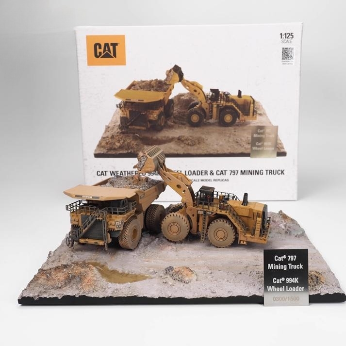 Diecast Masters 1:125 Scale Wheel Loader & Mining Dump Truck Muddy Scene Model Set 85762