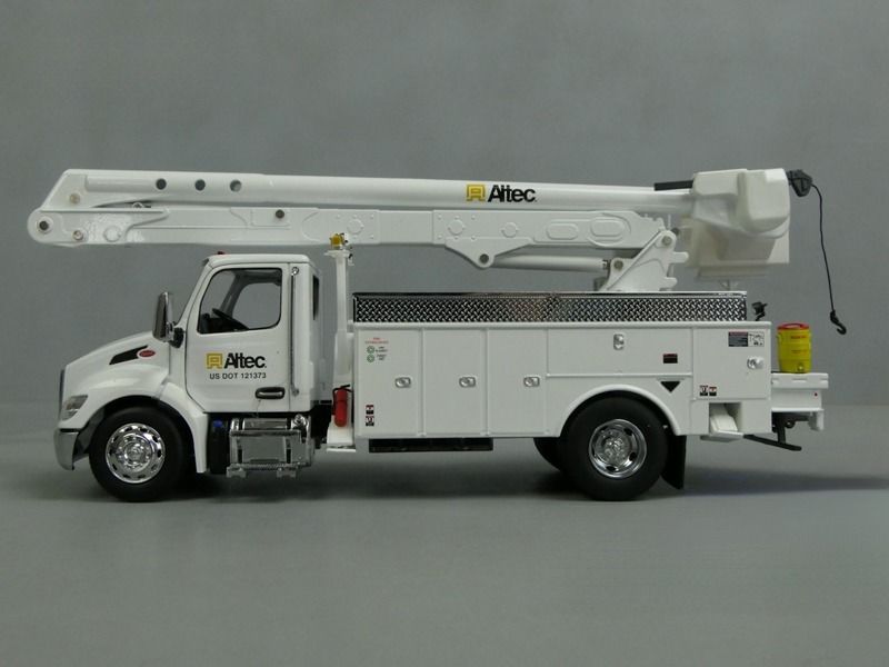 1/32 Peterbilt 536 With Altec AA55 Aerial Work Platform DM Model 71105