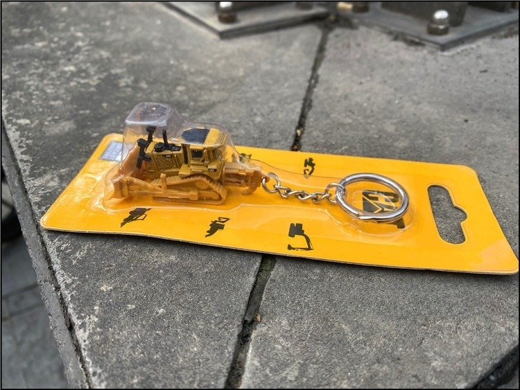 DM 85984 Track Type Tractor Bulldozer Model Keychain Collectible Construction Gift