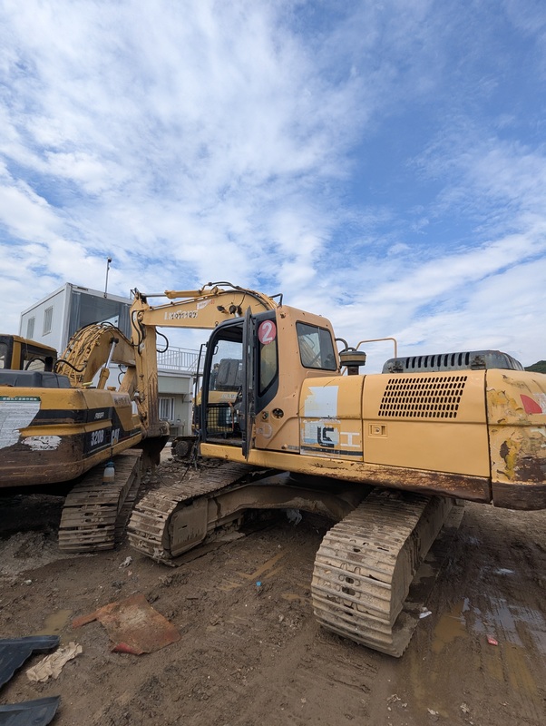 Used Liugong 922E 22-ton Class Hydraulic Crawler Excavator with High Torque and Well-Maintained for Heavy Construction