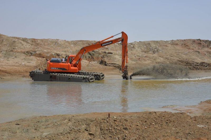 Factory Customized 5-30 Ton Amphibious Excavator Undercarriage Floating Pontoon River Dredging Swamp Digger Equipment