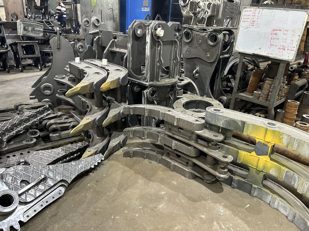 Factory Customize Heavy Duty Excavator Hydraulic Scrap Metal Shear Old Car Ship Shear Sharp Blade 360°Rotation Steel Bar Pipes Shear